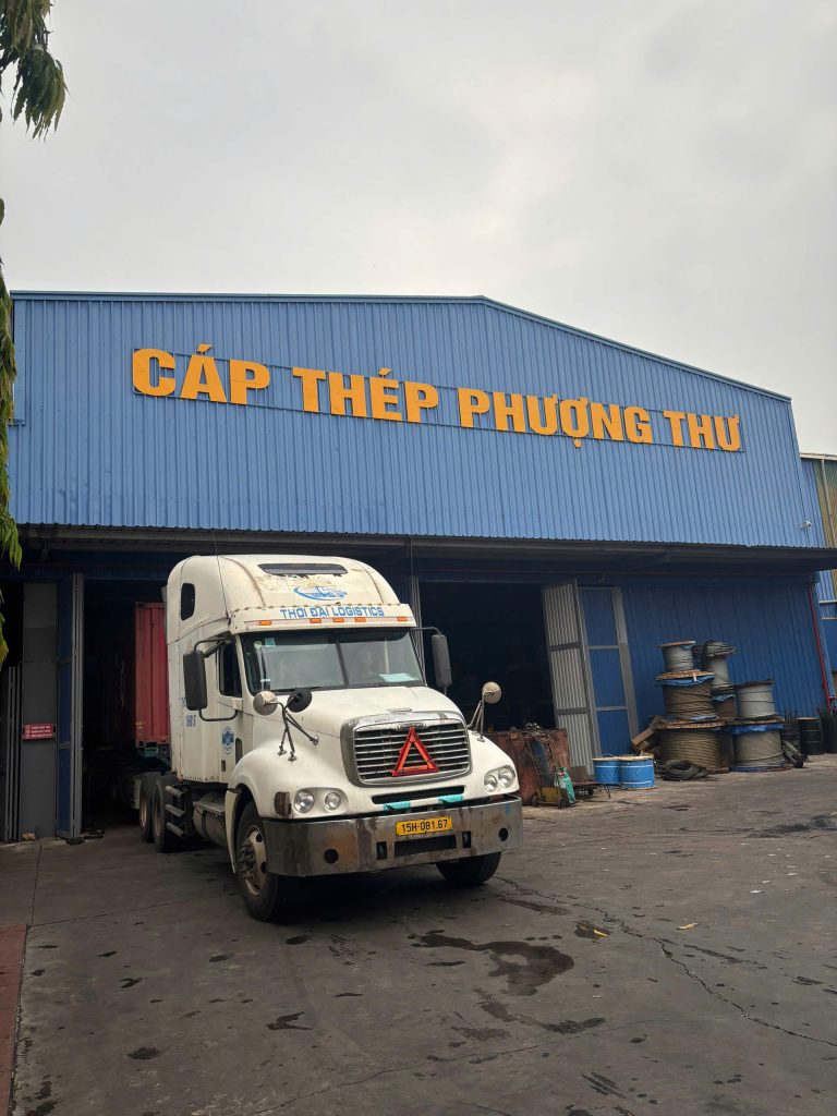 Kho chứa hàng rộng rãi, xe container ra vào thuận tiện tại Cáp Thép Tố Mỹ